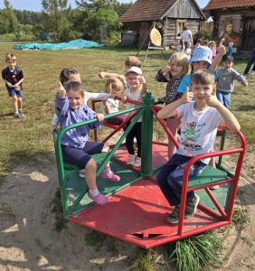 Wesołe zabawy dzieci