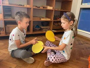 Zabawa z kółkami w parach.