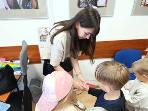 Wizyta dzieci grupy III w szkole językowej