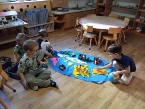 praca z materiałem M. Montessori