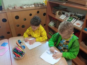 praca z materiałem M. Montessori