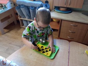 praca z materiałem M. Montessori