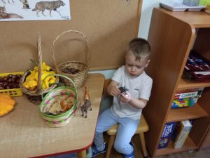 praca z materiałem M. Montessori