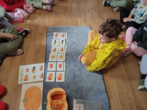 praca z materiałem M. Montessori