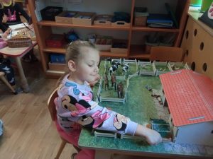 praca z materiałem M. Montessori