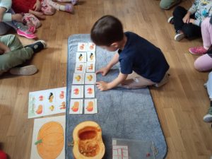 praca z materiałem M. Montessori