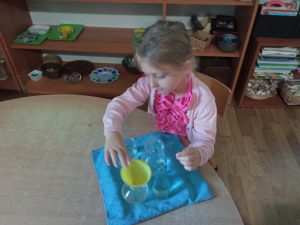 praca z materiałem M. Montessori
