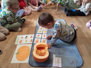 praca z materiałem M. Montessori