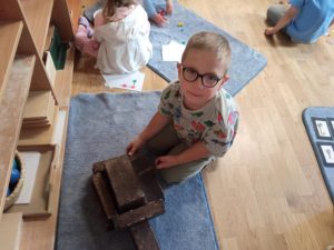 praca z materiałem M. Montessori