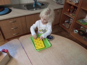 praca z materiałem M. Montessori