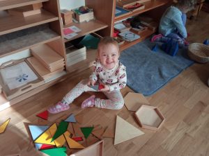 praca z materiałem M. Montessori