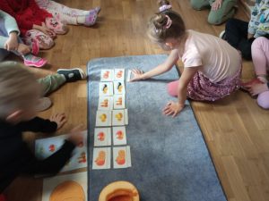 praca z materiałem M. Montessori