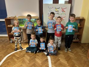 Chłopcy otrzymali certyfikat z okazji ich święta