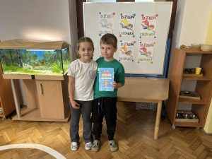 Chłopcy otrzymali certyfikat z okazji ich święta