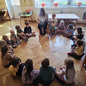 Dzieci uważnie słuchają historii o misiu–adwokacie.