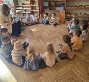 Dzieci uważnie słuchają historii o misiu–adwokacie.