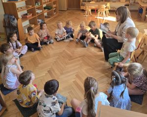 Dzieci uważnie słuchają historii o misiu–adwokacie.