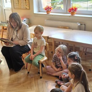 Dzieci uważnie słuchają historii o misiu–adwokacie.