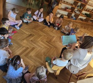 Dzieci uważnie słuchają historii o misiu–adwokacie.