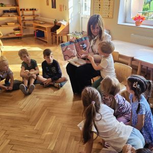 Dzieci uważnie słuchają historii o misiu–adwokacie.