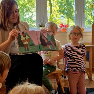 Dzieci uważnie słuchają historii o misiu–adwokacie.