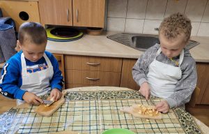 Chłopcy kroją owoce