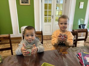 Chłopcy prezentują lampiony