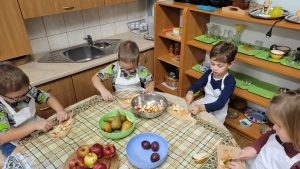 Dzieci kroją gruszki