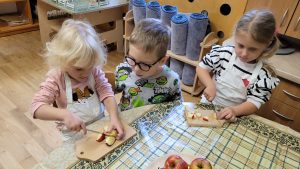 Dzieci kroją jabłka