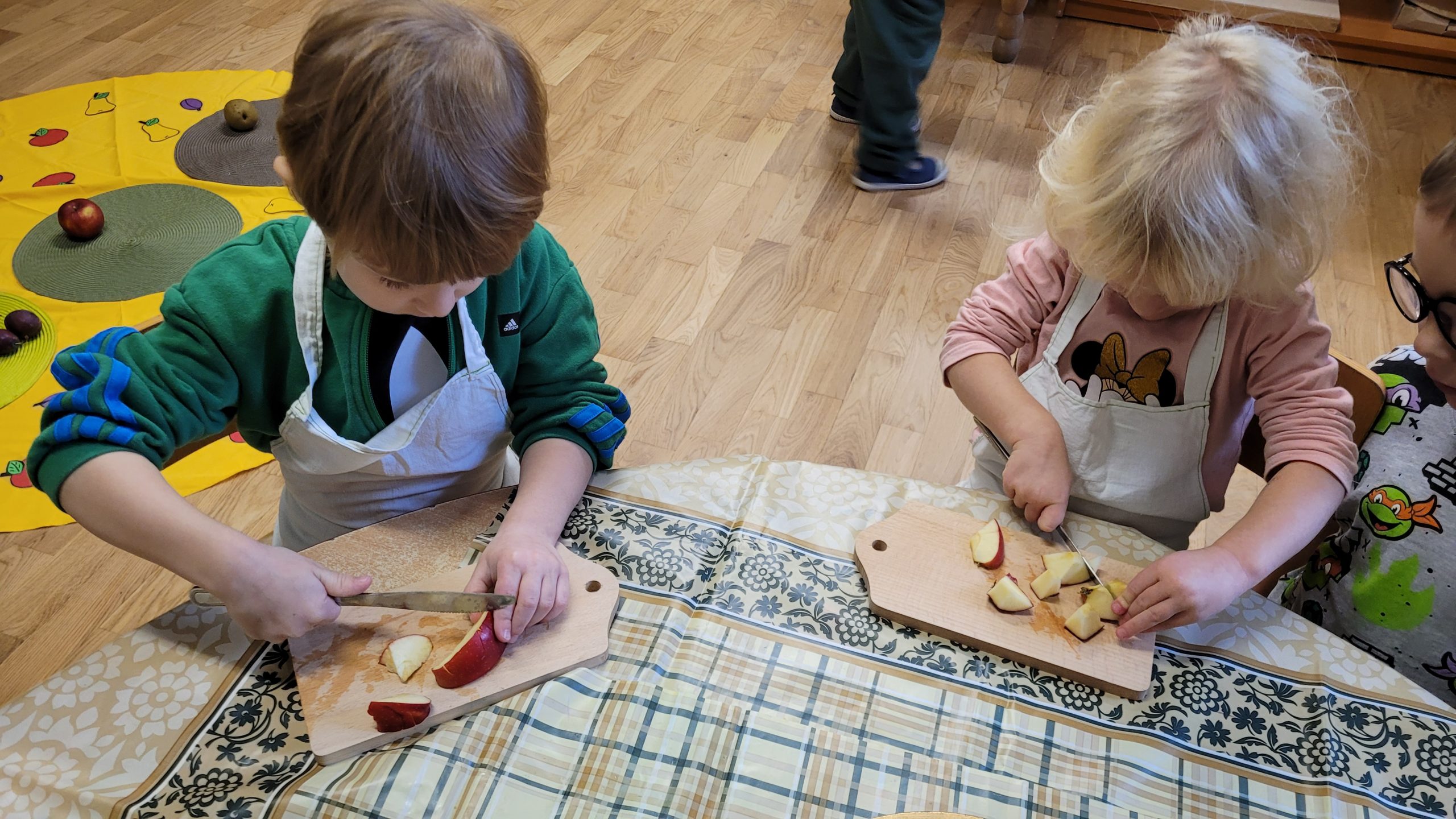 Sałatka owocowa w wykonaniu dzieci z grupy 7.