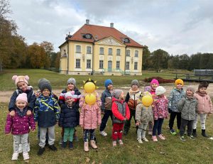 Chłopcy prezentują lampiony