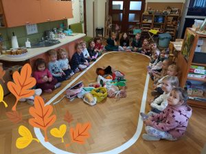 Dzieci przygotowały warzywa i owoce zwierzętom