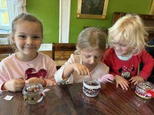 Dzieci robią lampiony