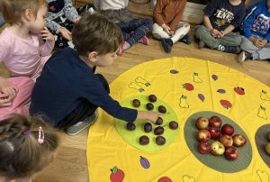 Dzieci segregują owoce