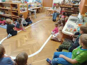 Dzieci słuchają z dużym zainteresowaniem