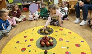 Dzieci tworzą zbiory z owoców