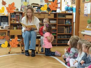 Dzieci uważnie słuchają opowiadania o Martynce