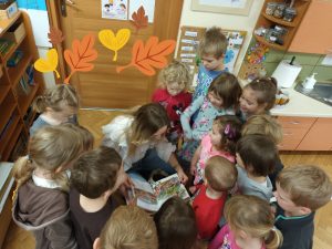 Dzieci wybierają książkę do czytania