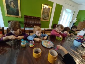 Dzieci wykonują lampiony