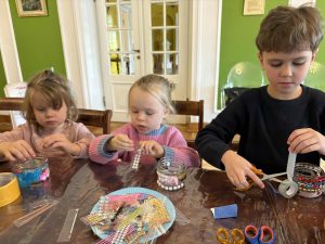 Dzieci wykonują własne lampiony