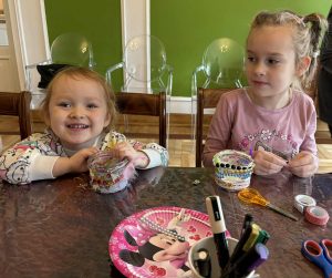 Dziewczynki podczas pracy