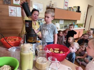 Ernest pomaga robić sok z owoców