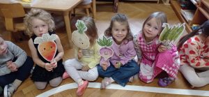 Warzywa z wiersza Na straganie – przygotowania do teatrzyku