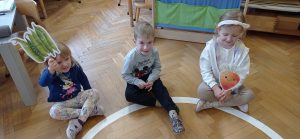 Warzywa z wiersza Na straganie – przygotowania do teatrzyku