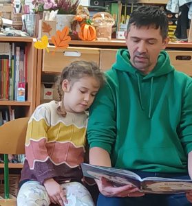 Jak miło posłuchać jak tata czyta książkę