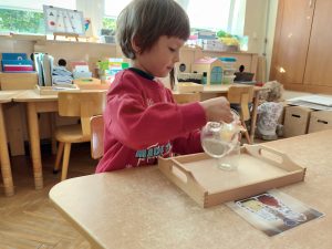 Lew przesypuje piasek