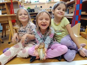 Luba cieszy się bardzo ze spotkania ze ślimakiem