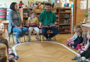 Marcelinka razem z mamą i tatą prezentują dzieciom książkę Bunio i Mila