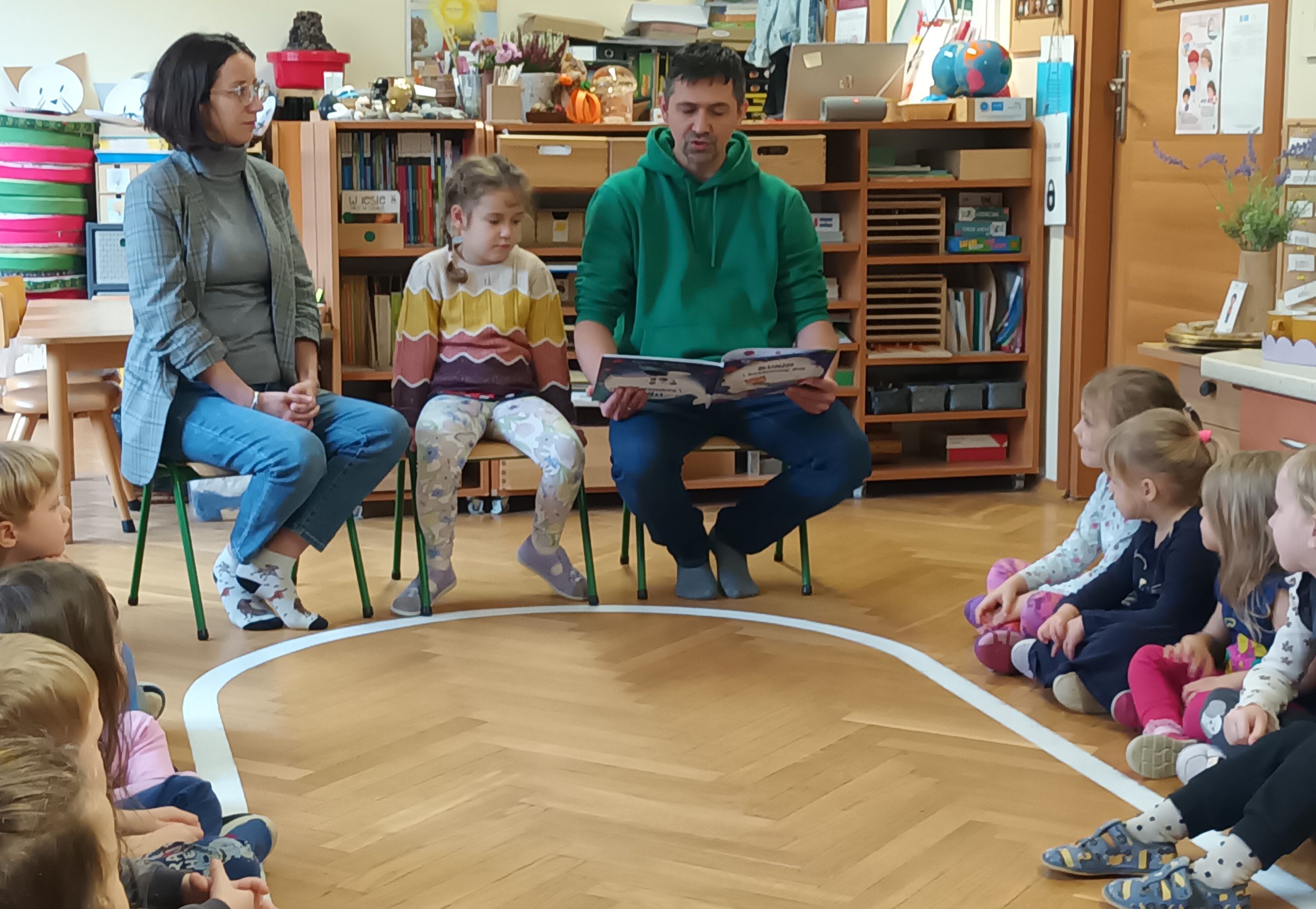 Rodzice z Grupy V czytają dzieciom