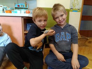 Mikołaj i Staś zaprzyjaźnili się ze ślimakiem